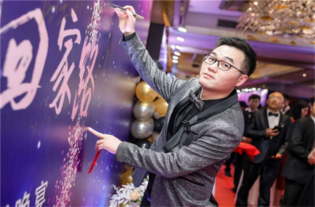 【高光“疫”事】勇敢逆行的特殊“网约车”——d88尊龙z690后，用信念打通生命运输线