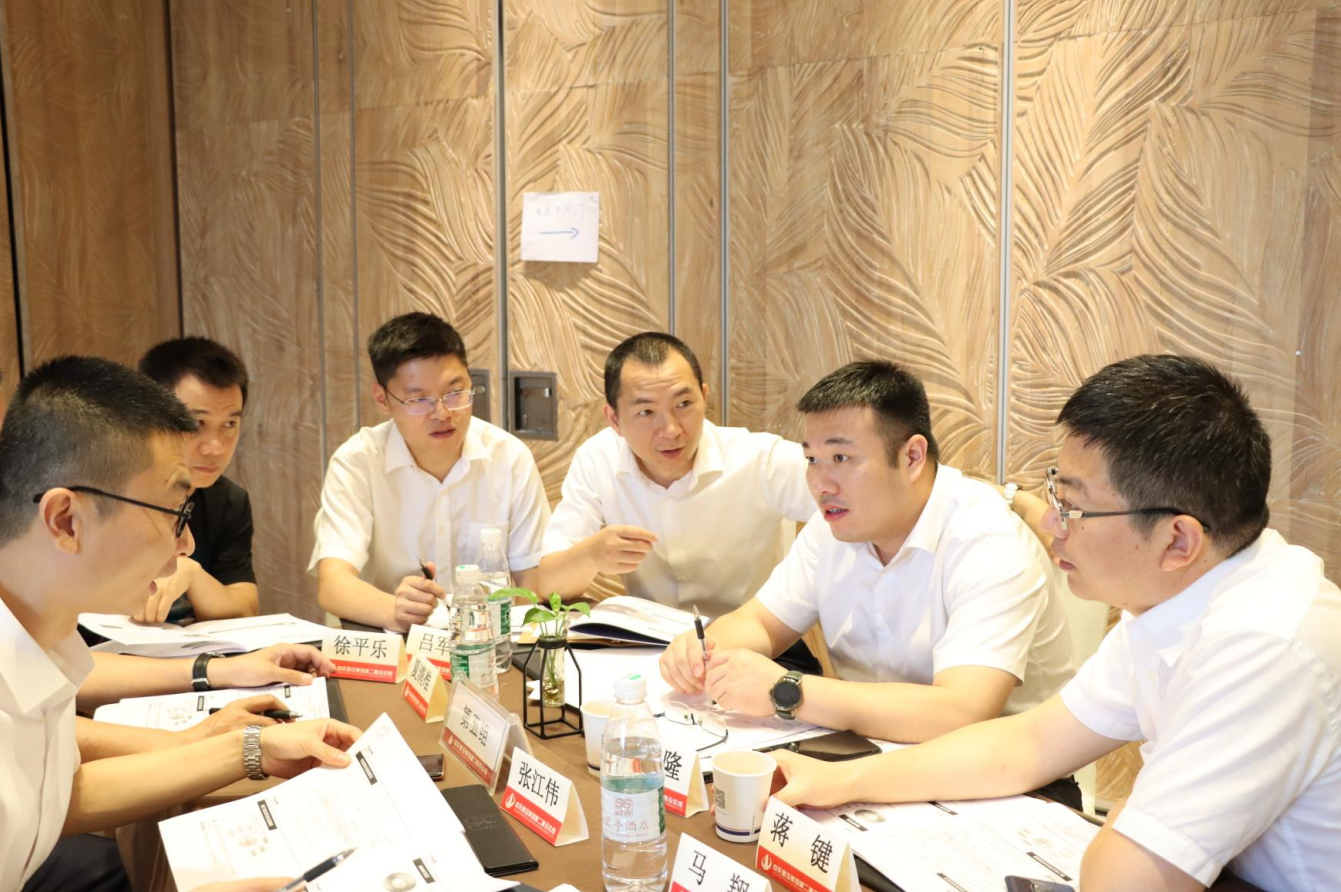 2021年6月25日-26日，d88尊龙z6二建组织开展了2021年中高层主管执行力培训。本次培训特邀清华、北大、上海交大总裁班讲师，中国企业家协会特聘高级讲师许晋老师进行授课。